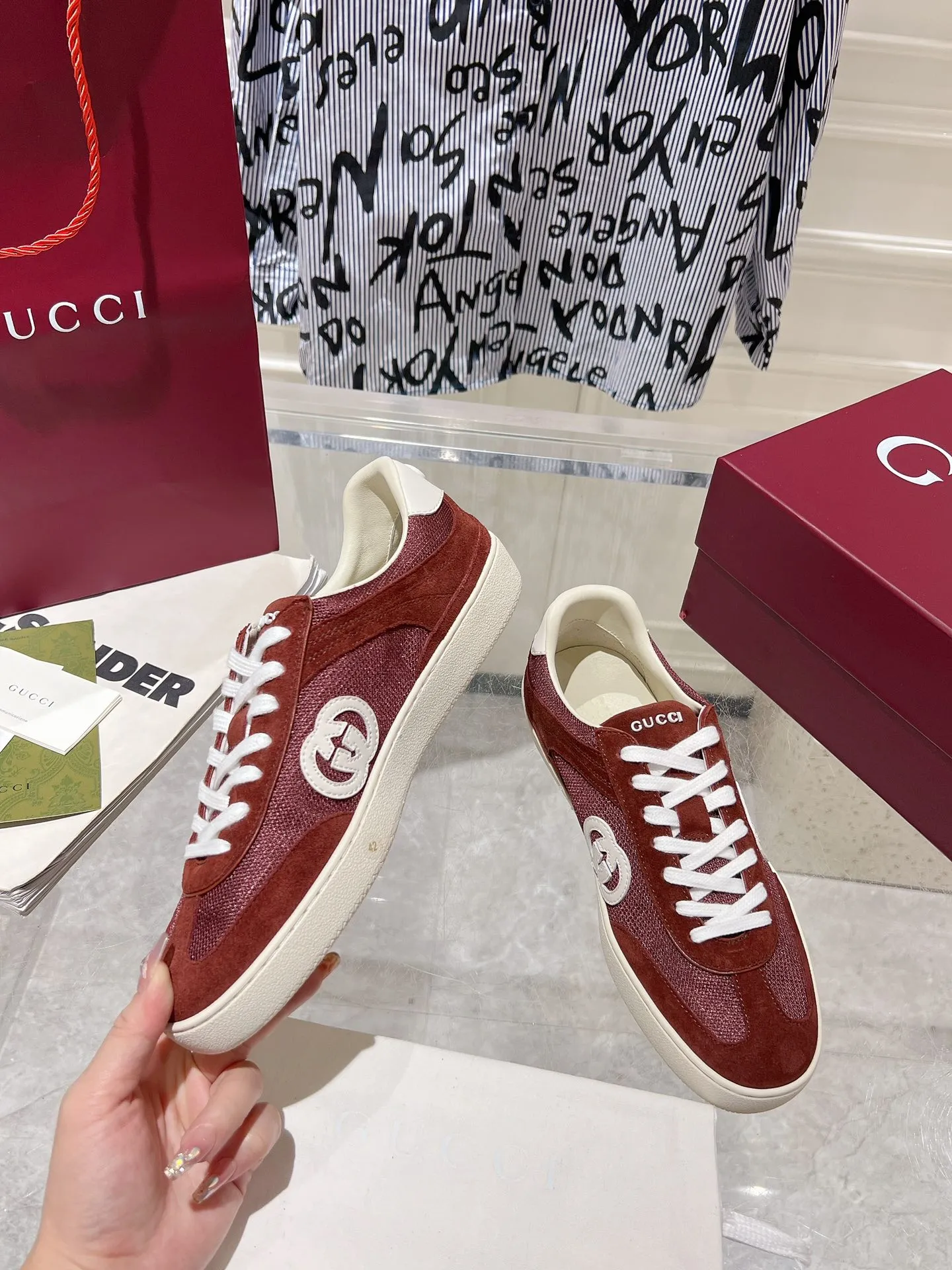 👟👟Ex-factory price 540👟👟Men's size +10 New upgraded version🔥Gucci 2024 new white shoes casual shoes hot recommendation, original TPU soles, original fabrics, original sheepskin lining sheepskin feet🔥Original cover craftsmanship is reproduced one to one! The pursuit of ultimate comfort! 🔥🔥 [Love] Fabric: Imported cow suede + mesh [Love] Packing: Counter-matched red shoe box ➕ Aviation airplane box [Love] Code number: 35-45